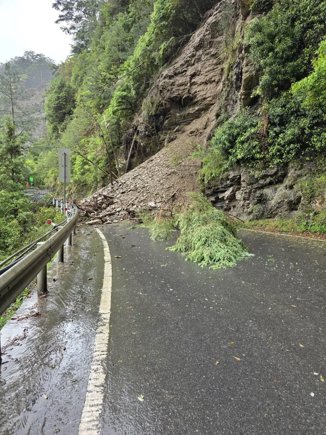 台8線109.8公里（近合歡隧道西口）道路坍方。（圖／翻攝自中橫路況交通資訊站臉書）