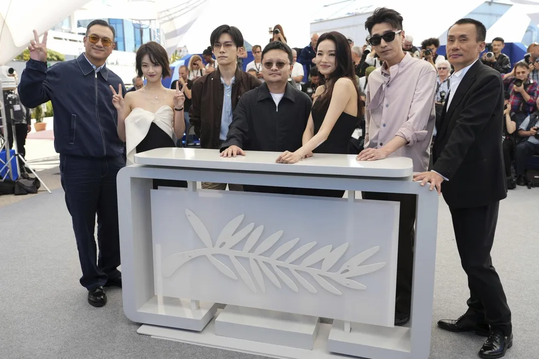 大陸名導畢贛(中)與《狂野時代》主要演員出席第78屆坎城影展。(圖/AP)