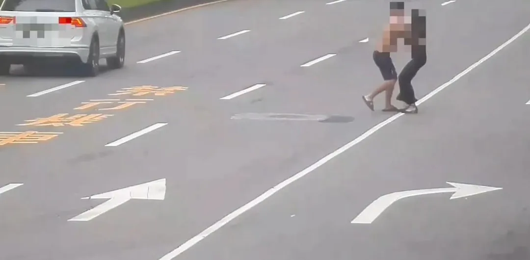 警方調閱路口監視器鎖定身分後，隨即通知2人到案說明。（圖／翻攝畫面）