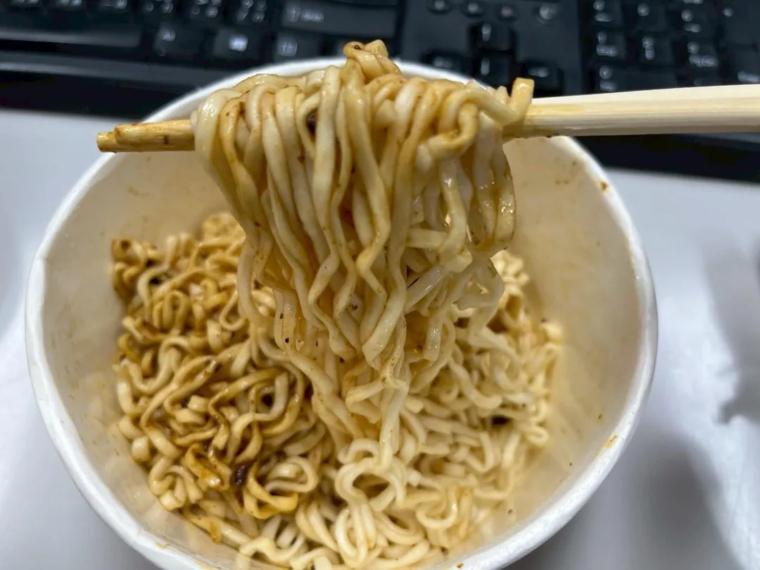 一名網友發現在泡好的泡麵中加入冰塊，能讓麵條變得更加Q彈好吃。（示意圖／中天新聞）