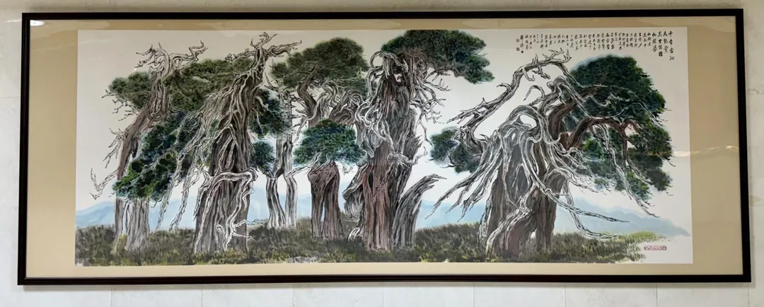 大師韓錦田鉅作《古柏園》,畫中古柏象徵堅毅、長青與不屈之志,亦為醫者精神最佳象徵,為藝廊鎮館之寶。(圖/臺北榮總提供)