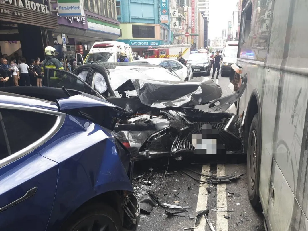 台北市重慶南路1段與武昌街口發生78歲邱姓老翁無照駕車撞傷民眾事件。（圖／翻攝畫面）