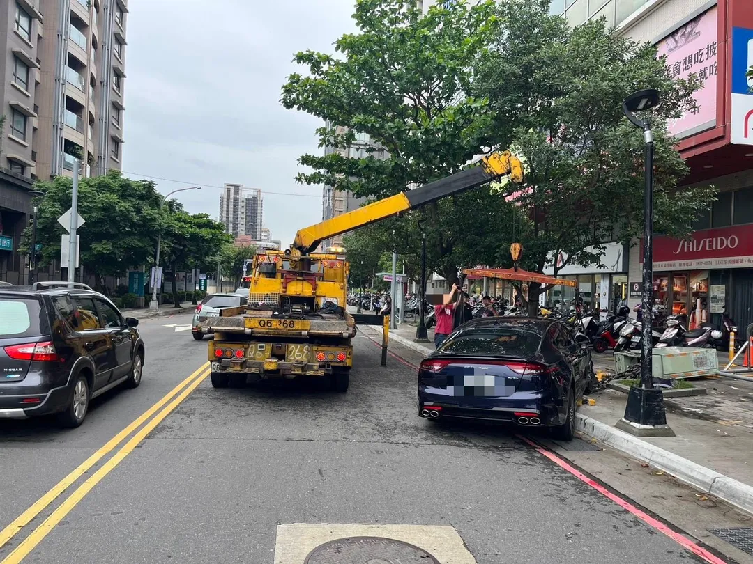 三重一名29歲游姓駕駛因撿拾車內掉落物品,導致車輛失控撞上人行道上的中華電信變電箱。(圖/翻攝畫面)