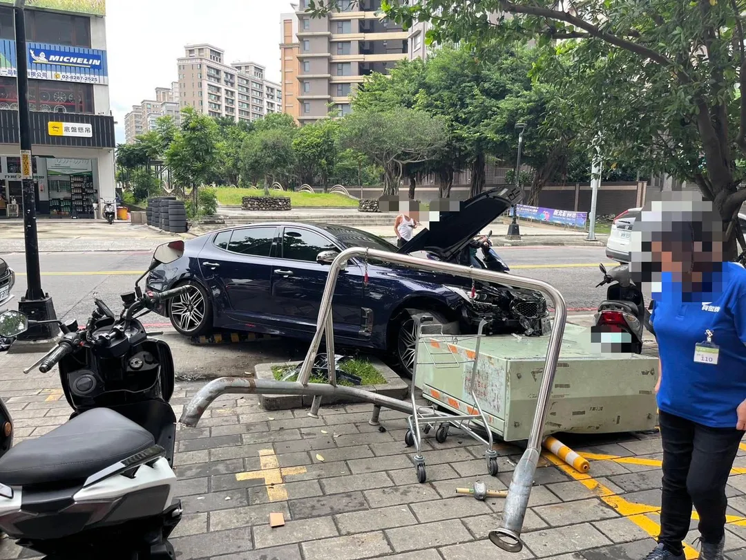 三重一名29歲游姓駕駛因撿拾車內掉落物品,導致車輛失控撞上人行道上的中華電信變電箱。(圖/翻攝畫面)