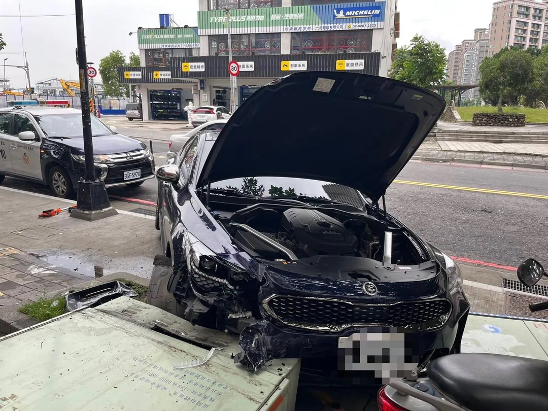 三重一名29歲游姓駕駛因撿拾車內掉落物品,導致車輛失控撞上人行道上的中華電信變電箱。(圖/翻攝畫面)