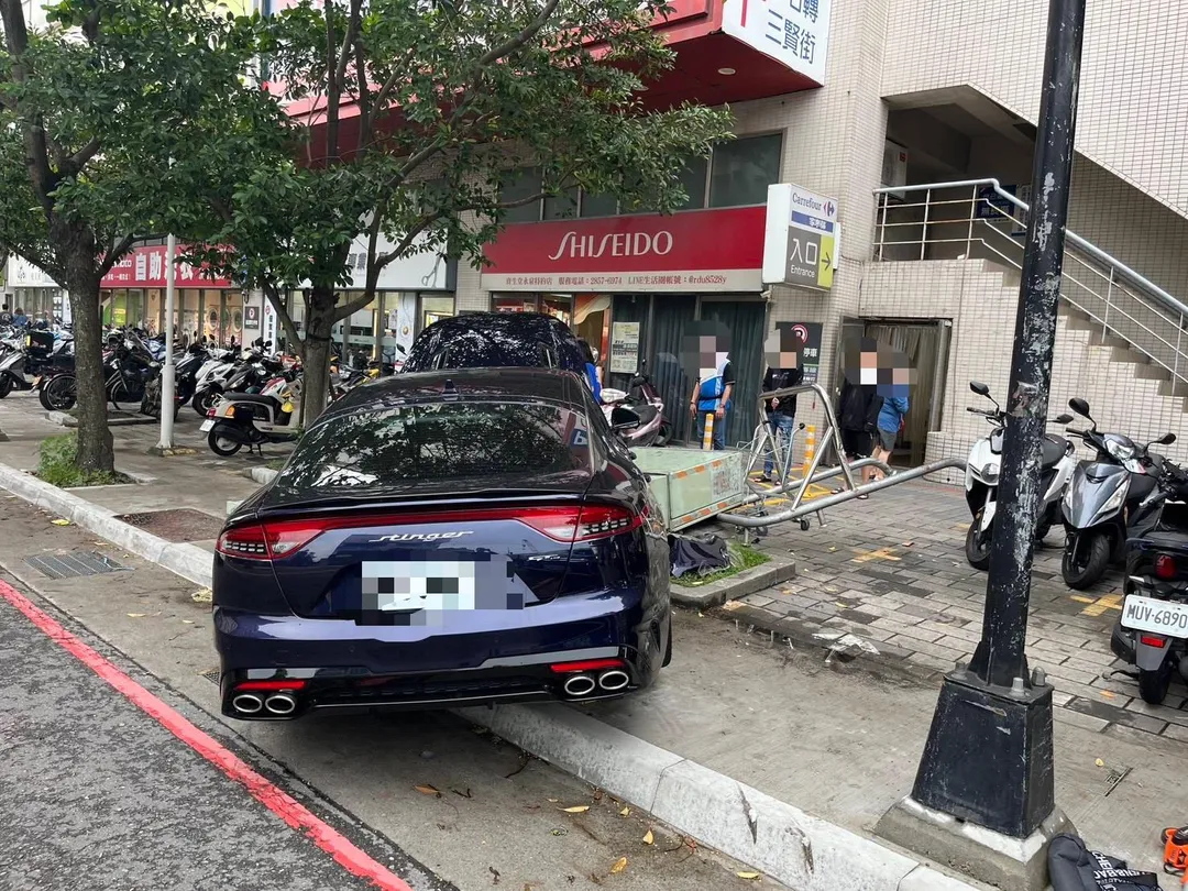 三重一名29歲游姓駕駛因撿拾車內掉落物品,導致車輛失控撞上人行道上的中華電信變電箱。(圖/翻攝畫面)