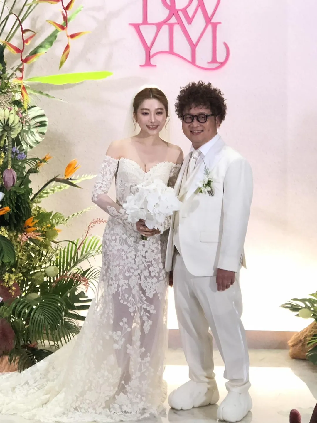 納豆（右）與依依（左）25日在台北寒舍艾美酒店舉辦婚宴。（圖／記者郭竹倩 攝）