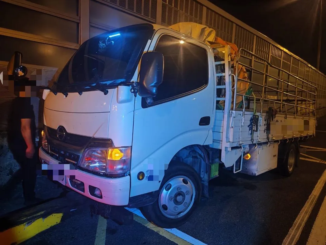 李男駕駛的小貨車輾壓到路面散落物。（圖／中天新聞）