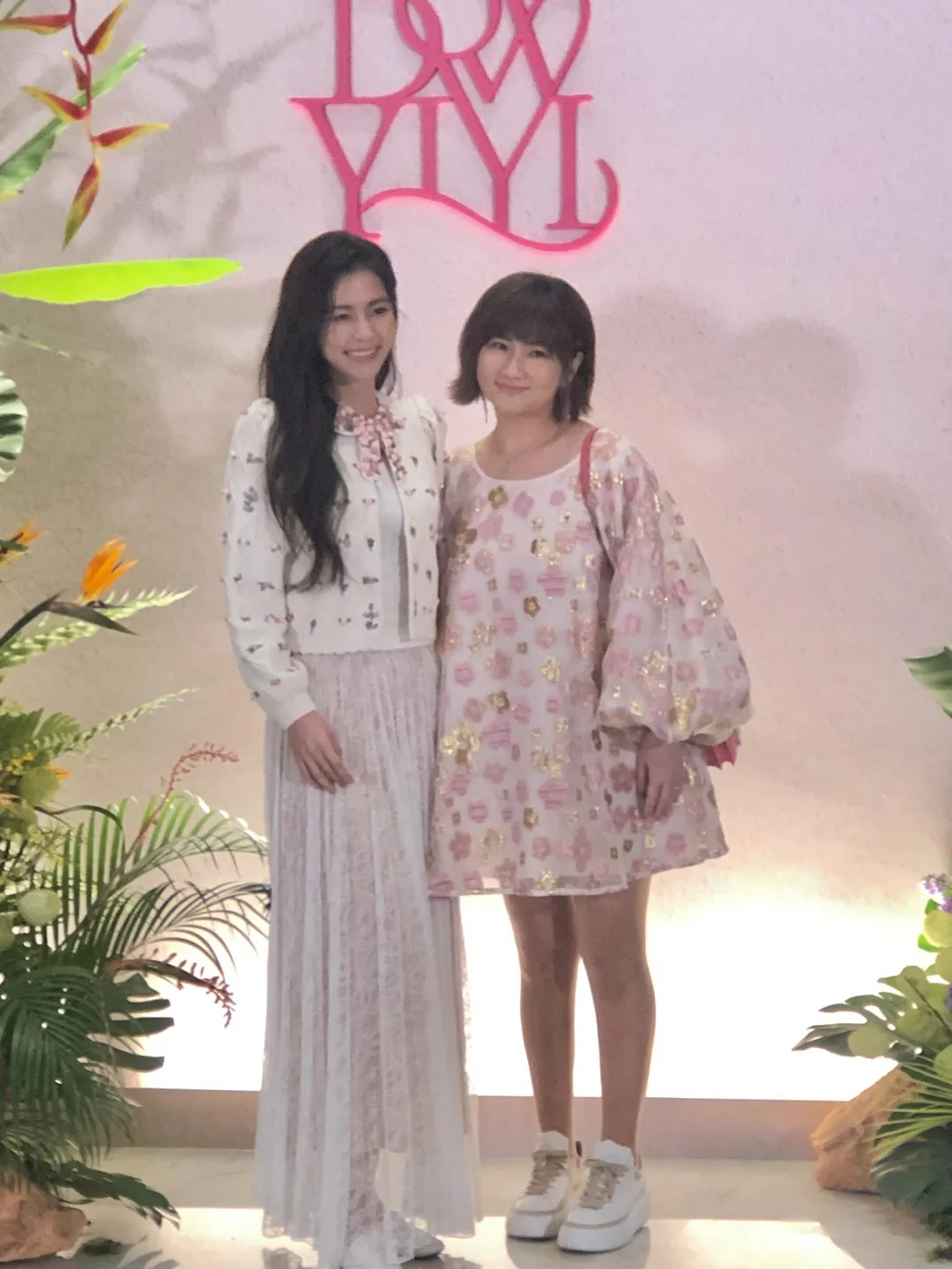 Selina（右）與妹妹任容萱（左）25日一同出席納豆與依依的婚宴。（圖／記者郭竹倩 攝）