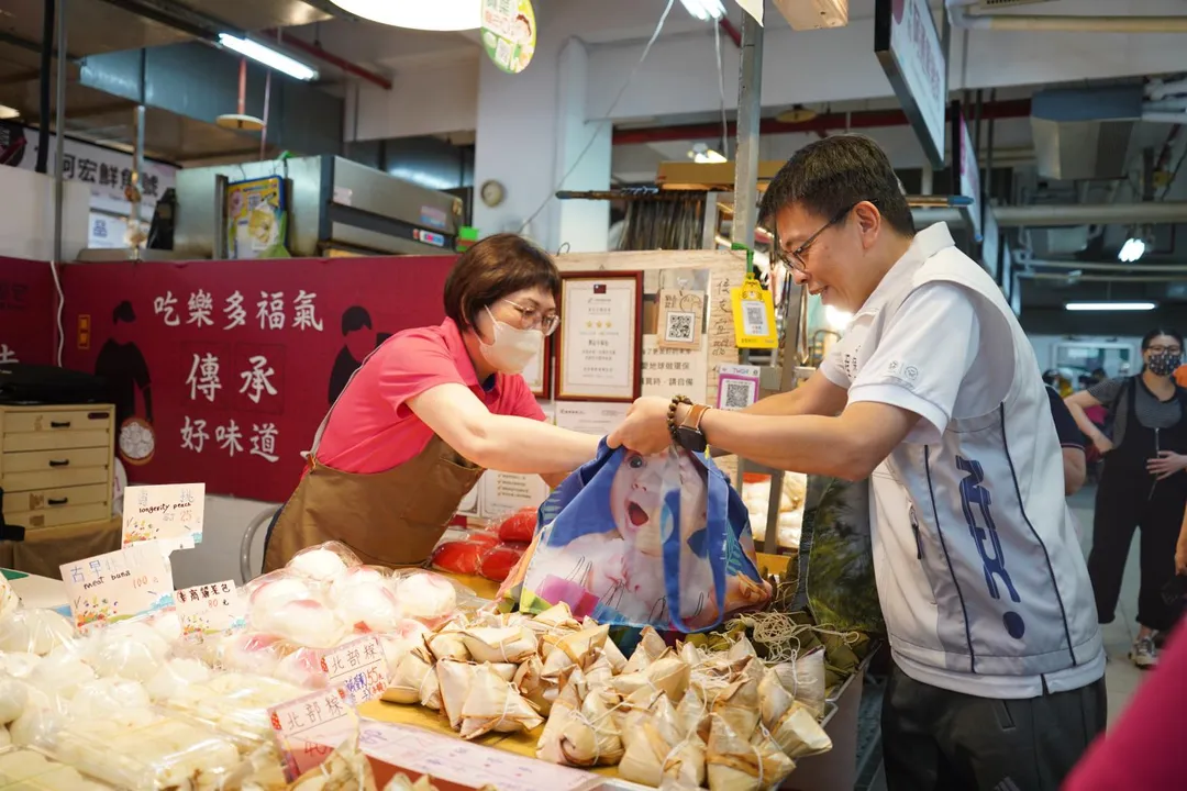 鼓勵民眾逛市場時能以「自備、重複、少用」3招減少使用一次用塑膠袋。（圖／新北市環保局）
