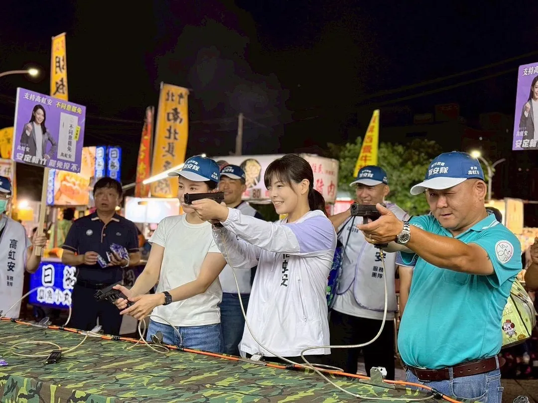 高虹安逛新竹夜市。(圖/截自高虹安臉書)