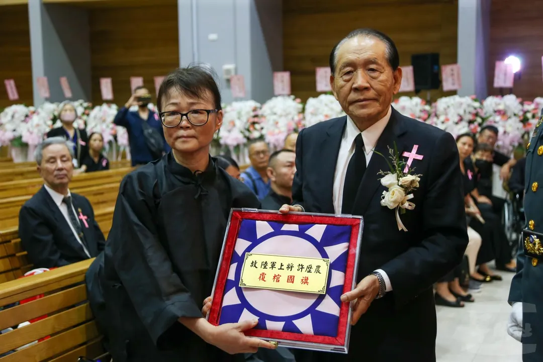 霍守業上將贈與國旗。(圖/軍聞社)