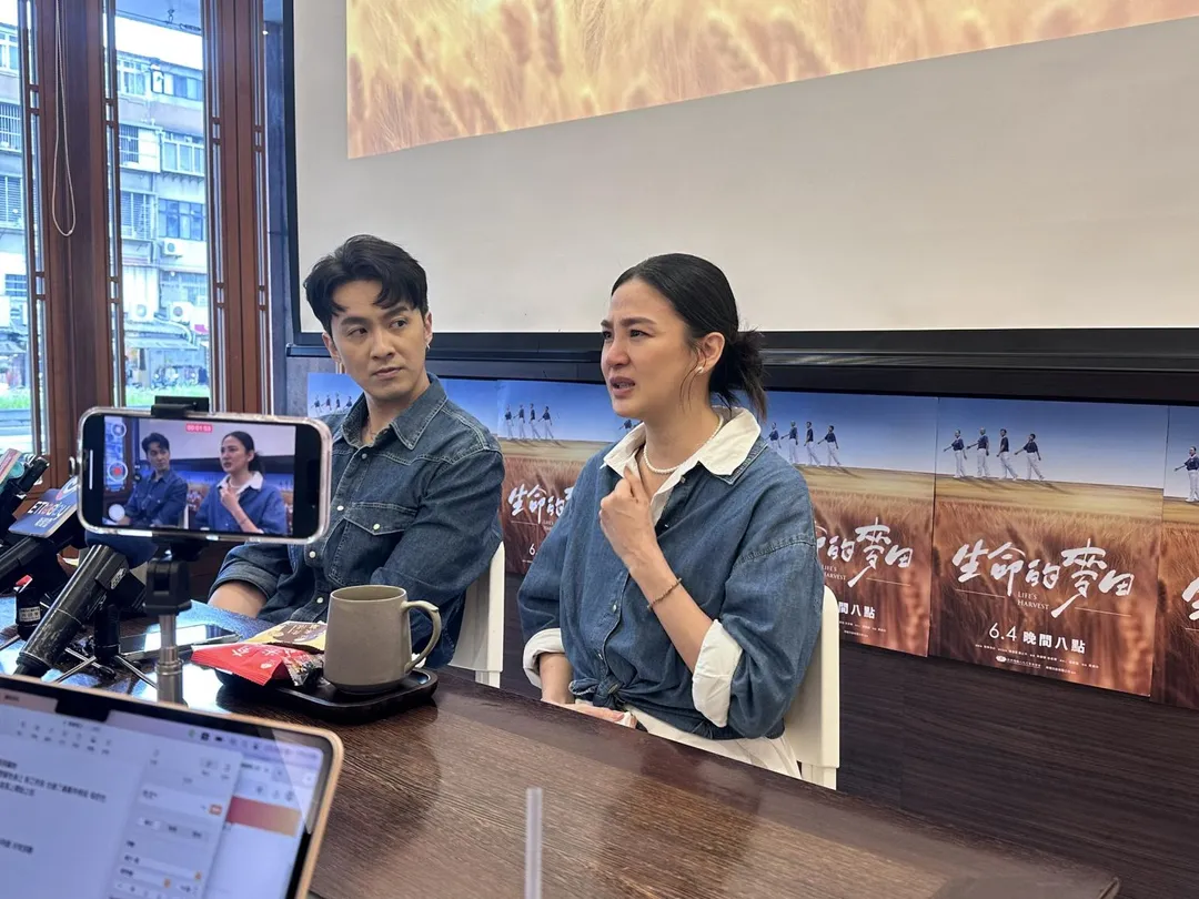 洪小鈴回憶起親餵時塞奶的痛苦忍不住落淚。（圖／記者 伍映澄 攝）