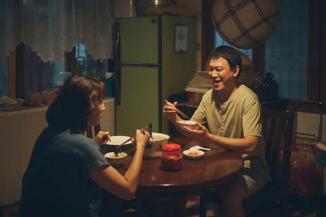 《成功路上》昆明（王識賢飾演）太暖心，讓秀萍（張詩盈飾演）甜喊「我才會選你」。（圖／華視、公視台語台提供）