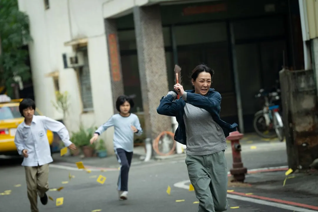 謝欣穎飾演的崩潰母親對騷擾行為暴走追逐。（CATCH PLAY+、公視、大慕提供）