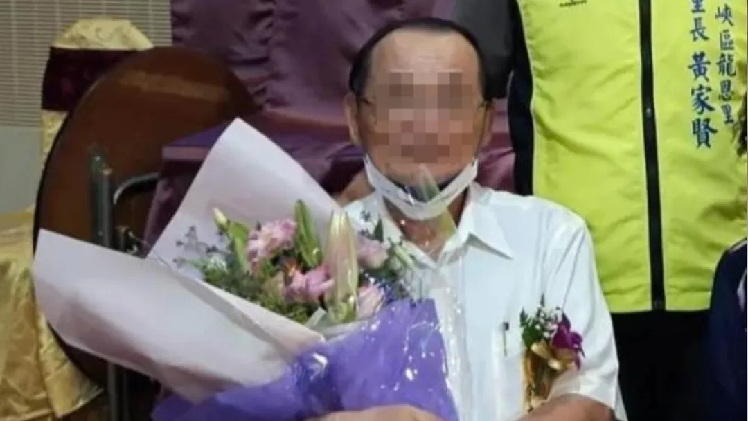 新北市三峽3死12傷重大車禍的肇事余姓老翁（捧花者），傳出網路上有人自稱是他女兒PO文替父親抱不平。（資料圖／翻攝畫面）