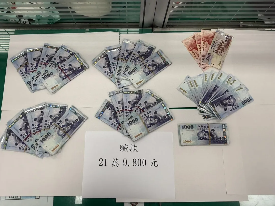 南投市區民權路一家銀樓發生搶劫案，一名27歲林姓男子佯裝購買金飾搶走一條價值近40萬元的金項鍊。（圖/警方提供）