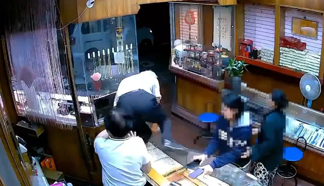 陳姓老闆追出店外欲攔阻時，遭林男騎乘的機車惡意衝撞，造成手腳擦挫傷。（圖/警方提供）