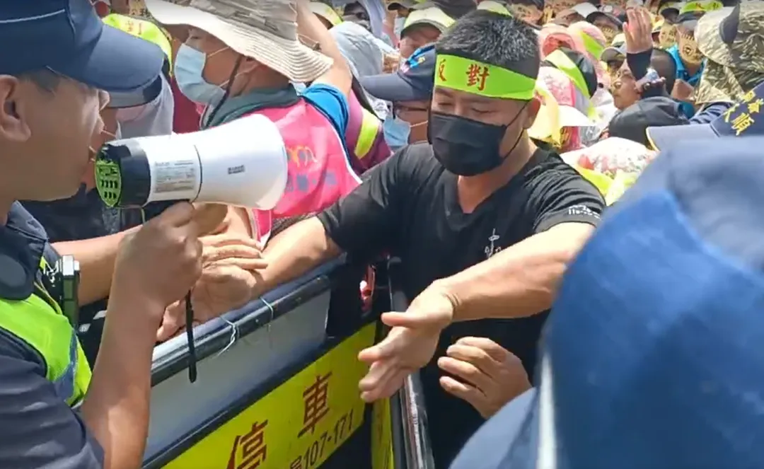 抗議現場十分擁擠,警方出動約220名警力進行維安。(圖/中天新聞)