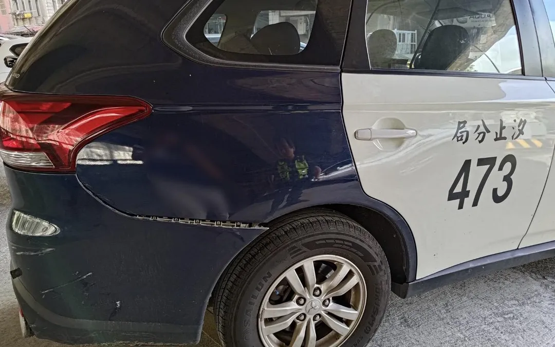 警方巡邏車遭嫌犯開車衝撞。(圖/翻攝畫面)