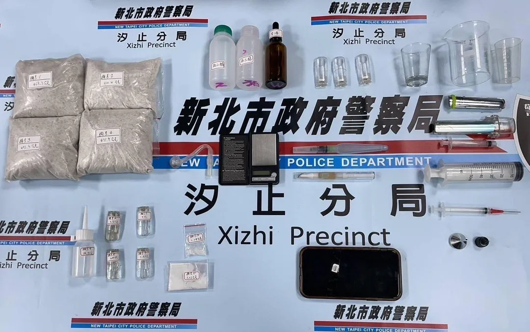 警方查扣大批毒品等證物。(圖/翻攝畫面)