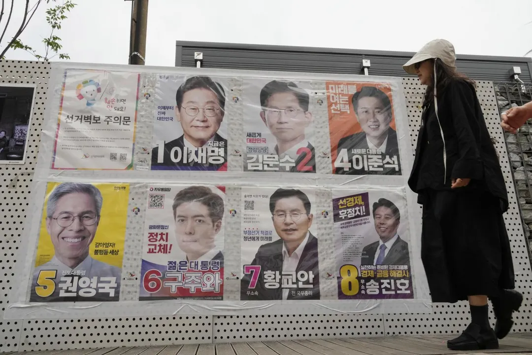 圖為張貼在首爾的總統大選候選人海報。(圖/美聯社)