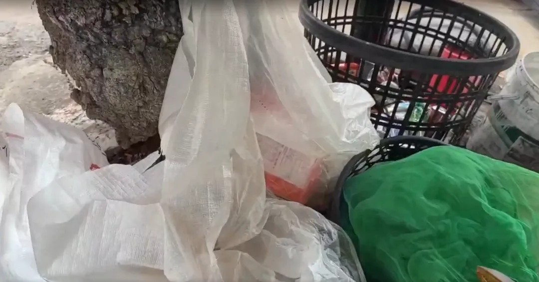 雲林縣政府環保局長張喬維表示，去年縣府在垃圾去化過程中，發現民眾分類未落實，竟然還混雜鐵條、石塊及廚餘等物品，造成超過30次的設備故障。（圖/翻攝畫面）