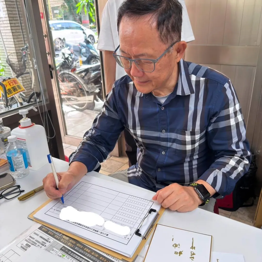丁守中27日現身罷免總部簽署罷免吳思瑤連署書。（圖／翻攝賴苡任臉書）