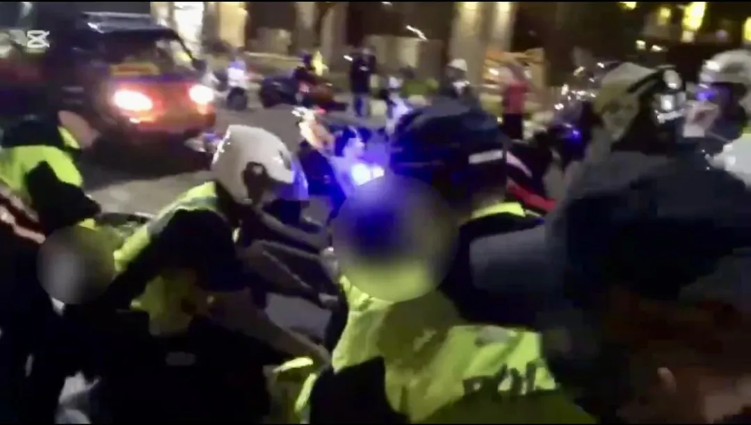 警方以優勢警力預防衝突擴大。（圖／翻攝畫面）