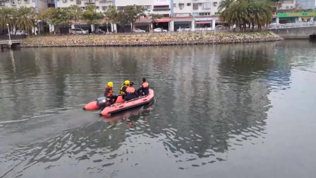 檢警在前鎮河等處打撈被丟棄的死者遺骸。（圖／資料照／中天新聞）