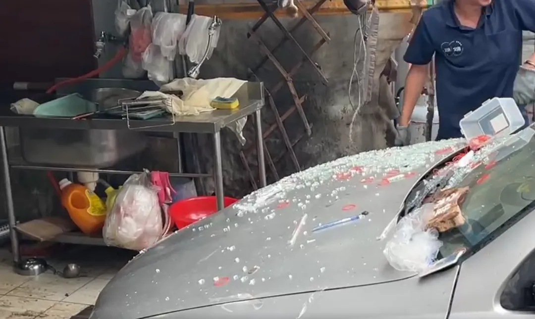 車輛「直直撞」進小吃店時，所幸店家當時正在休息，沒有造成更大的傷亡。（圖/中天新聞）