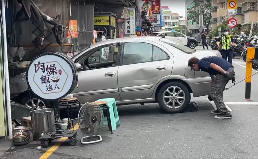 台南市今（28）日發生嚴重車禍事故，一輛銀色轎車失控暴衝，不僅撞擊一名機車騎士，最後更直接衝進路旁小吃店。（圖/中天新聞）