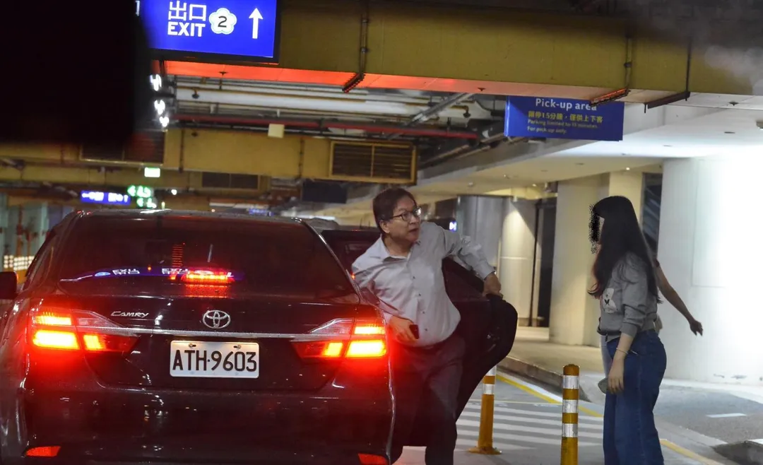 林郁容遭爆料疑似動用公務車,在非公務時間、非公務用途下,接送其親友往返機場。(圖取自林國春臉書)