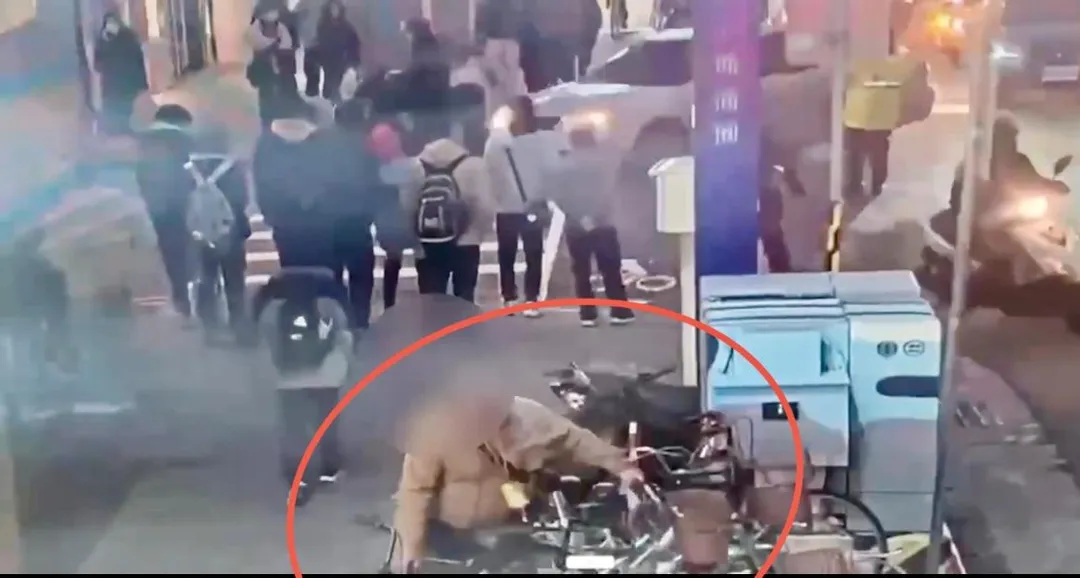 男子專偷路邊未上鎖單車。（圖／翻攝畫面）