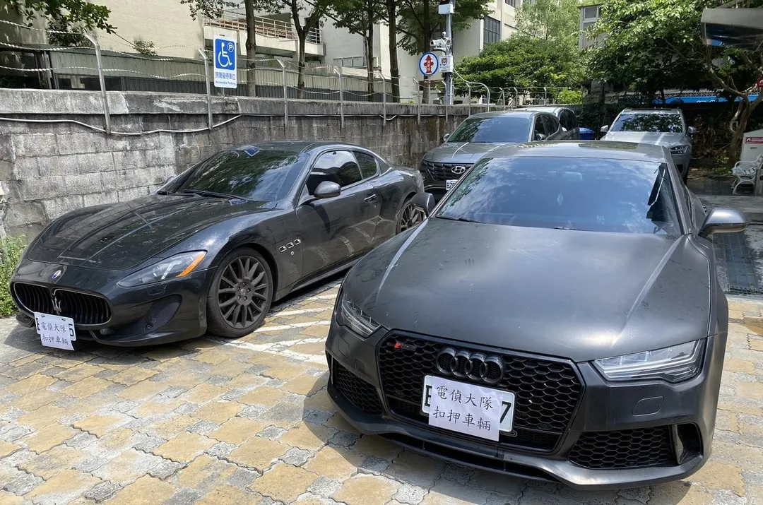 警方查扣瑪莎拉蒂與奧迪跑車。(圖/翻攝畫面)