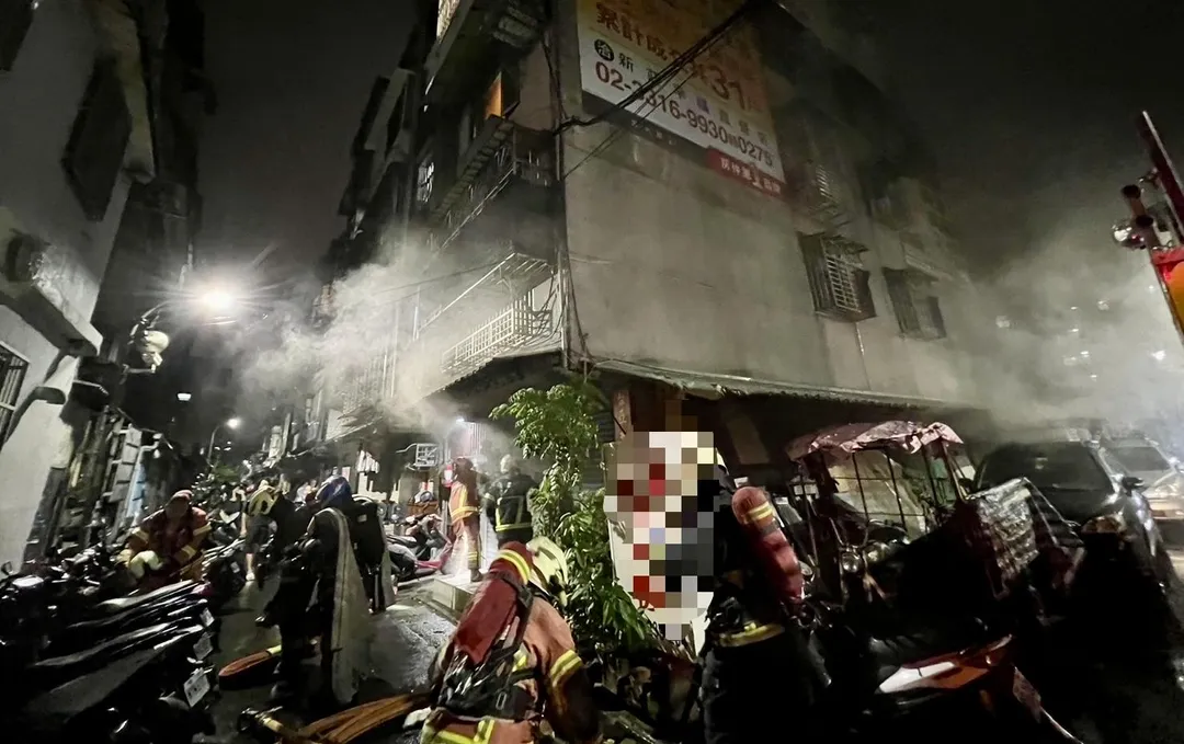 新北市新莊晚間發生住宅火警。（圖／翻攝畫面）