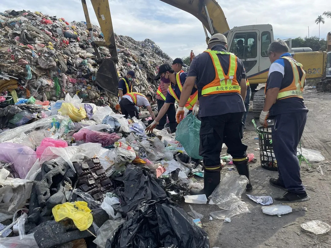 南投市近期發生垃圾分類不確實事件。(圖/翻攝自張嘉哲(南投市長)臉書)