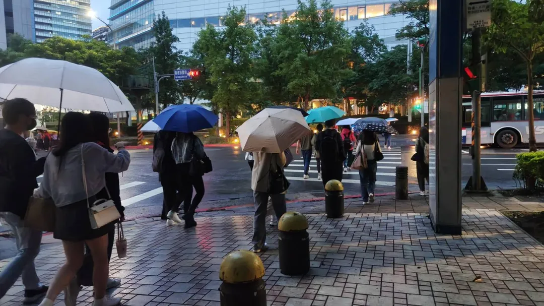 下週三起各地持續為有雨天氣，降雨將持續至下下週。（圖／中天新聞）