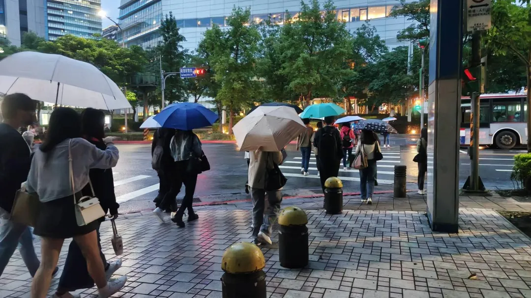 雨傘由傘骨、傘布及握把等多種材質組成，丟棄前應依材質分類處理。（示意圖／中天新聞資料照）