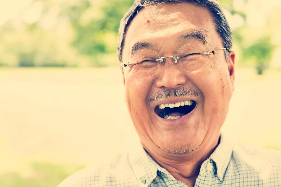隨著年齡增長，舌肌、咀嚼肌與咽部肌肉逐漸萎縮，造成吞嚥不順、容易嗆咳、食慾下降等問題。（示意圖／123RF）