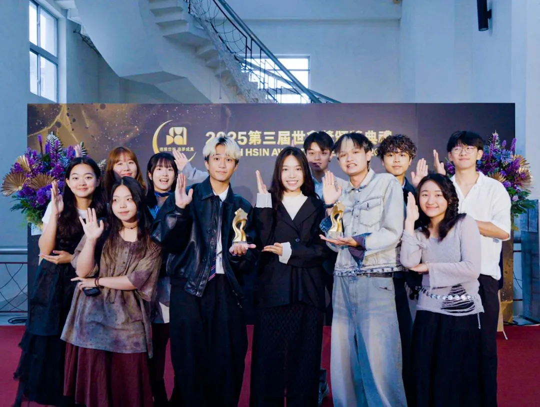原創畢業歌《有問題請舉手》MV榮獲「最佳原創MV」與「最佳剪輯」兩大獎，黃靖傑與楊士賢的合作包辦了3屆以來的「最佳原創MV」獎。（圖／世新大學提供）