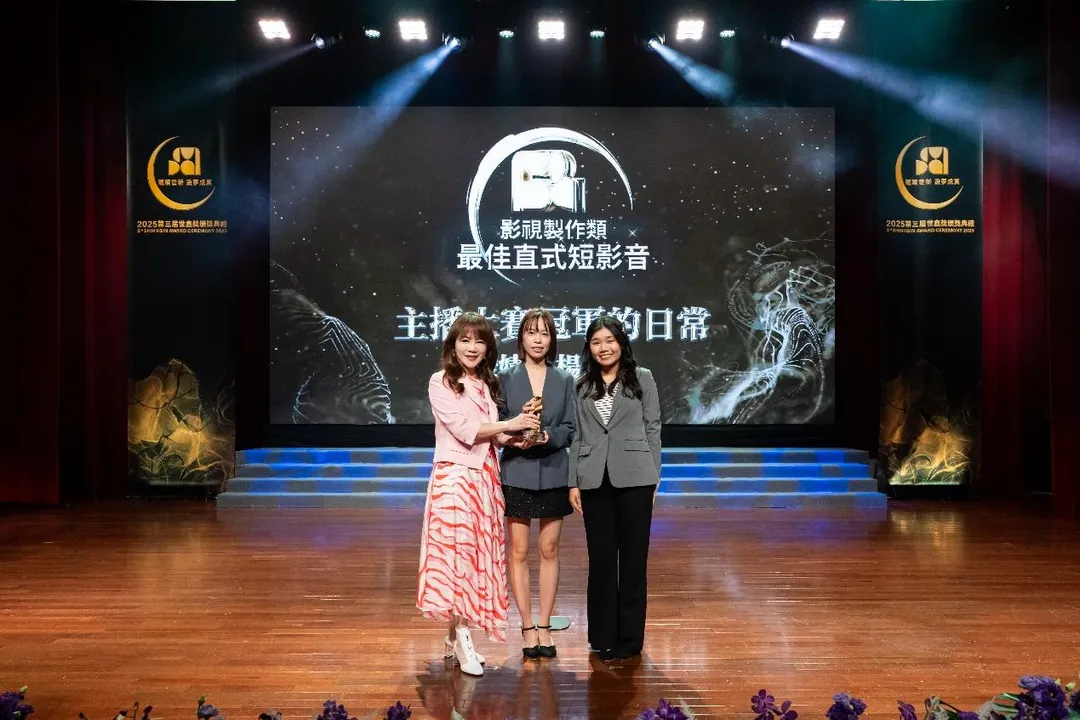 世新口傳系凌婧綸與公廣系楊依瑄製作的《主播大賽冠軍的日常》奪得「最佳直式短影音」。（圖／世新大學提供）