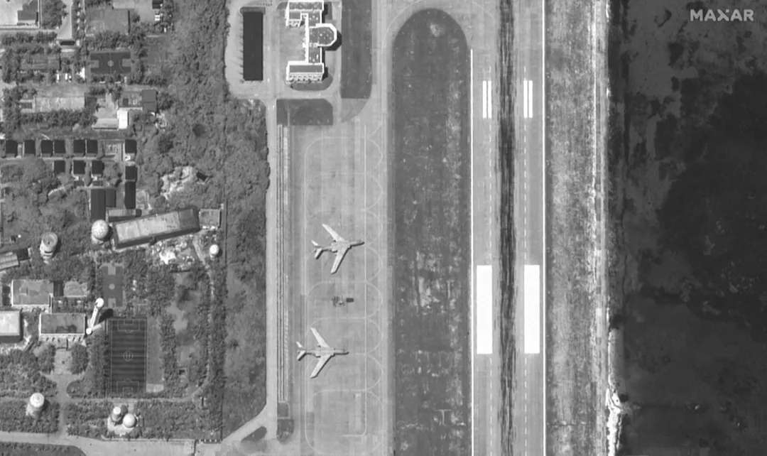 衛星影像顯示轟-6停放在永興島的跑道上。(圖/路透社)