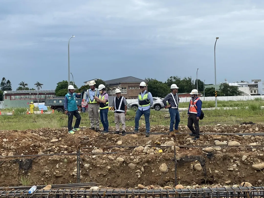桃園航空城安置街廓挖出廢棄物。(圖/翻攝自市議員游吾和臉書)