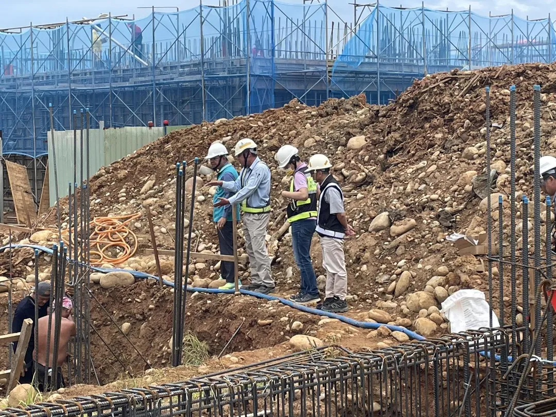 桃園航空城安置街廓挖出廢棄物。(圖/翻攝自市議員游吾和臉書)
