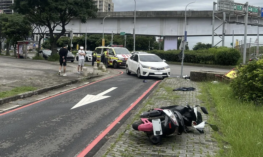 張政禹開車與機車發生擦撞。（圖／翻攝畫面）