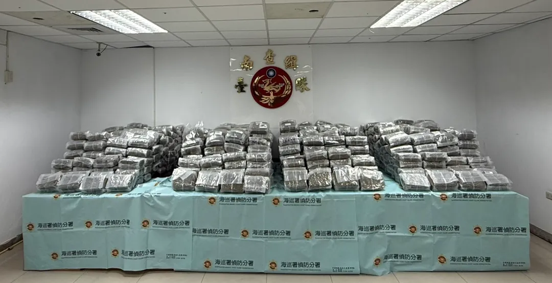 海巡署偵防分署台南查緝隊於今(29)日公布一起重大跨國毒品走私案件,成功查獲市值高達新台幣8.5億元的二級毒品大麻。(圖/海巡署提供)