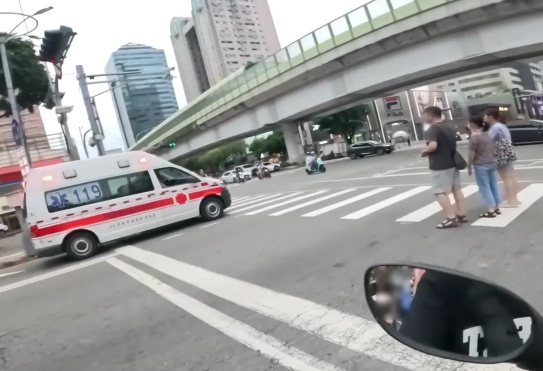 救護車在路口停等了一會，才有路人主動讓救護車通行。（圖／Threads@alstonviii授權提供）