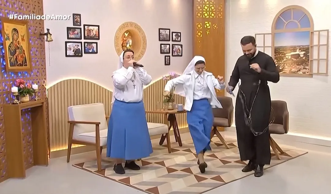 巴西卡西亞諾修女（左一）與瑪麗莎修女（中）一起上宗教節目，表演片段意外爆紅。（圖／美聯社）