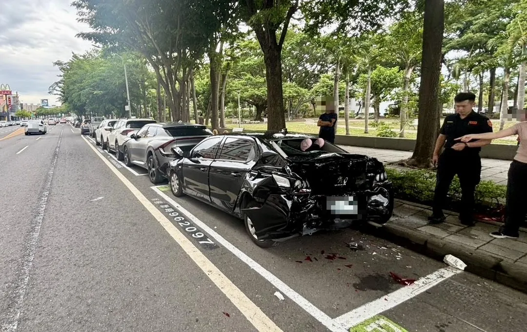 男子駕駛貨車追撞路邊4部轎車。(圖/翻攝畫面)